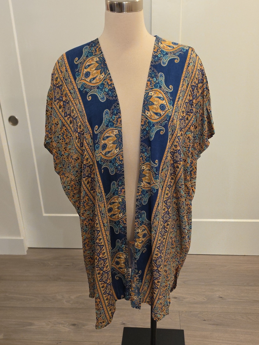 Gypsy Love Women’s Kimono in a blue& peachy gold paisley print size S like new